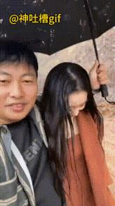 这才是爱情：女朋友送过来吃的，男人是开挖掘机的，用挖斗把女朋友运到了对面，这份爱