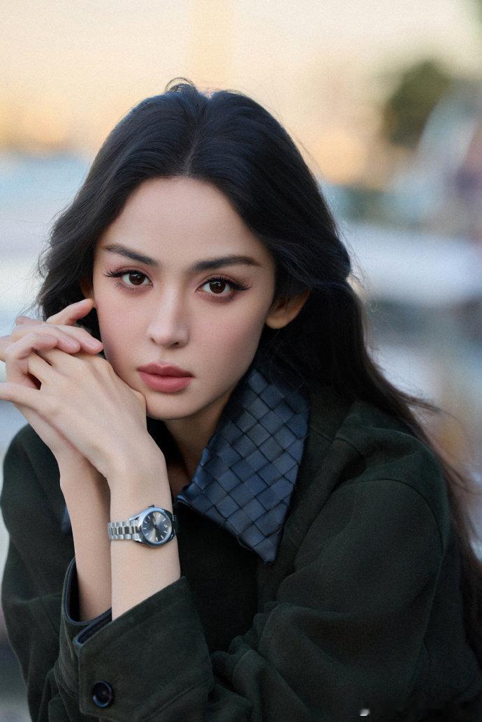 谁没被娜扎的单眼皮惊艳到？高耸眼眶骨+深邃眼窝，让单眼皮反而成了加分项，五官立体