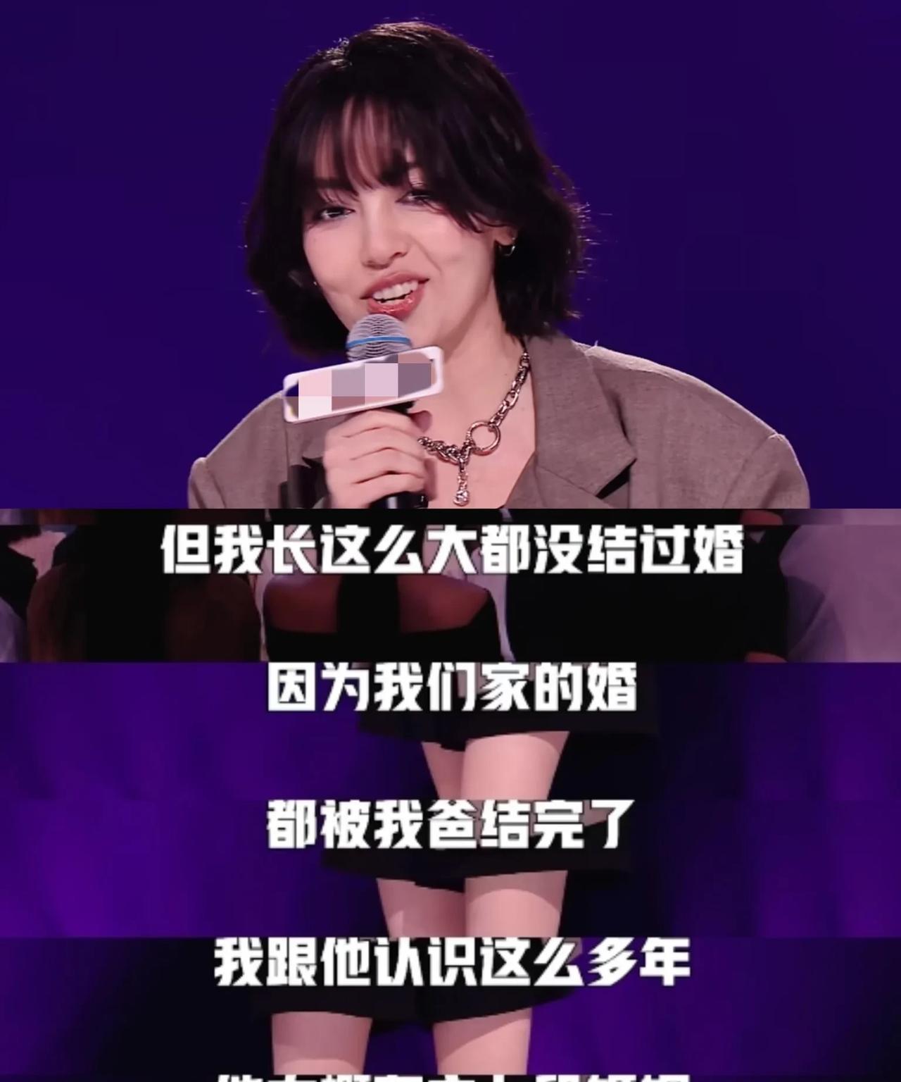 小帕是真牛啊，能把家里那些糟心事编成段子讲出来。她爸结了七回婚，别人还夸厉害，