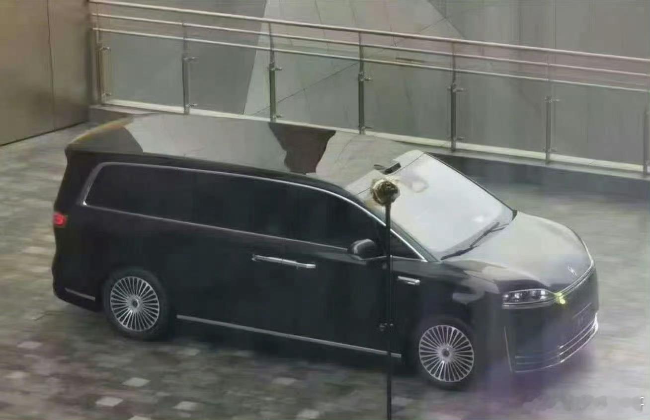 鸿蒙智行首款MPV智界V9的实车照片在12月26日曝光了。这款车定位50万级豪华