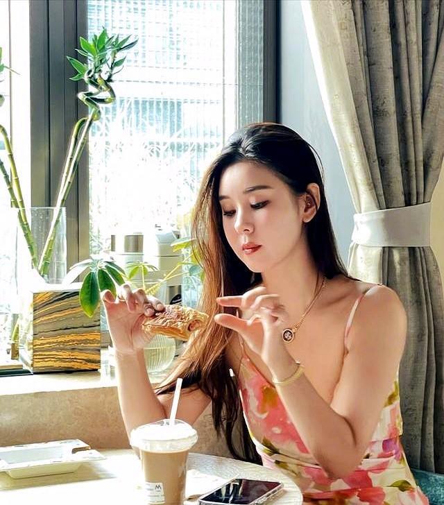 38岁生过娃还这么嫩？李小萌这状态简直逆天了！最近刷到她的近照差点没认出来，