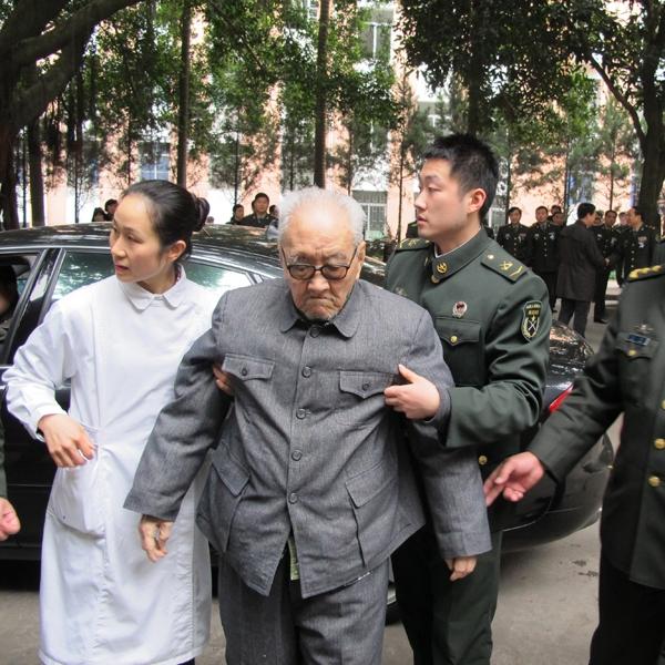 原福州军区副司令员田世兴将军晚年，一张罕见的留影，这张照片拍摄于2013年1月1