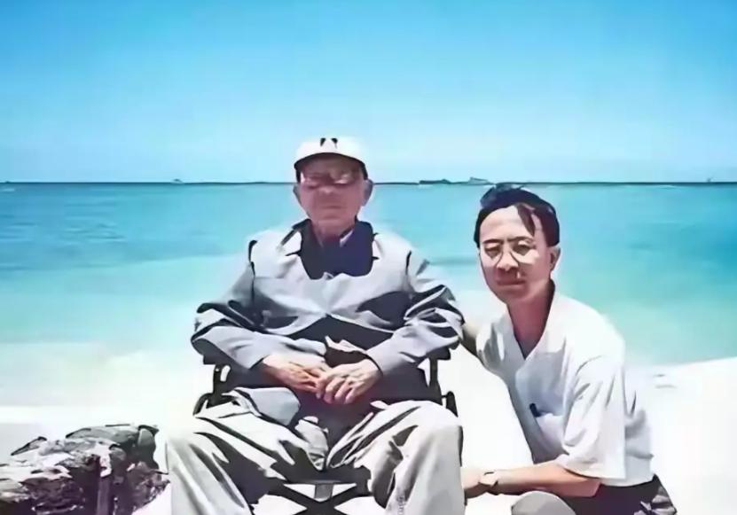 1999年6月，夏威夷海边的一处公寓里，杨虎城的孙子杨瀚被人领到坐在轮椅上的张学