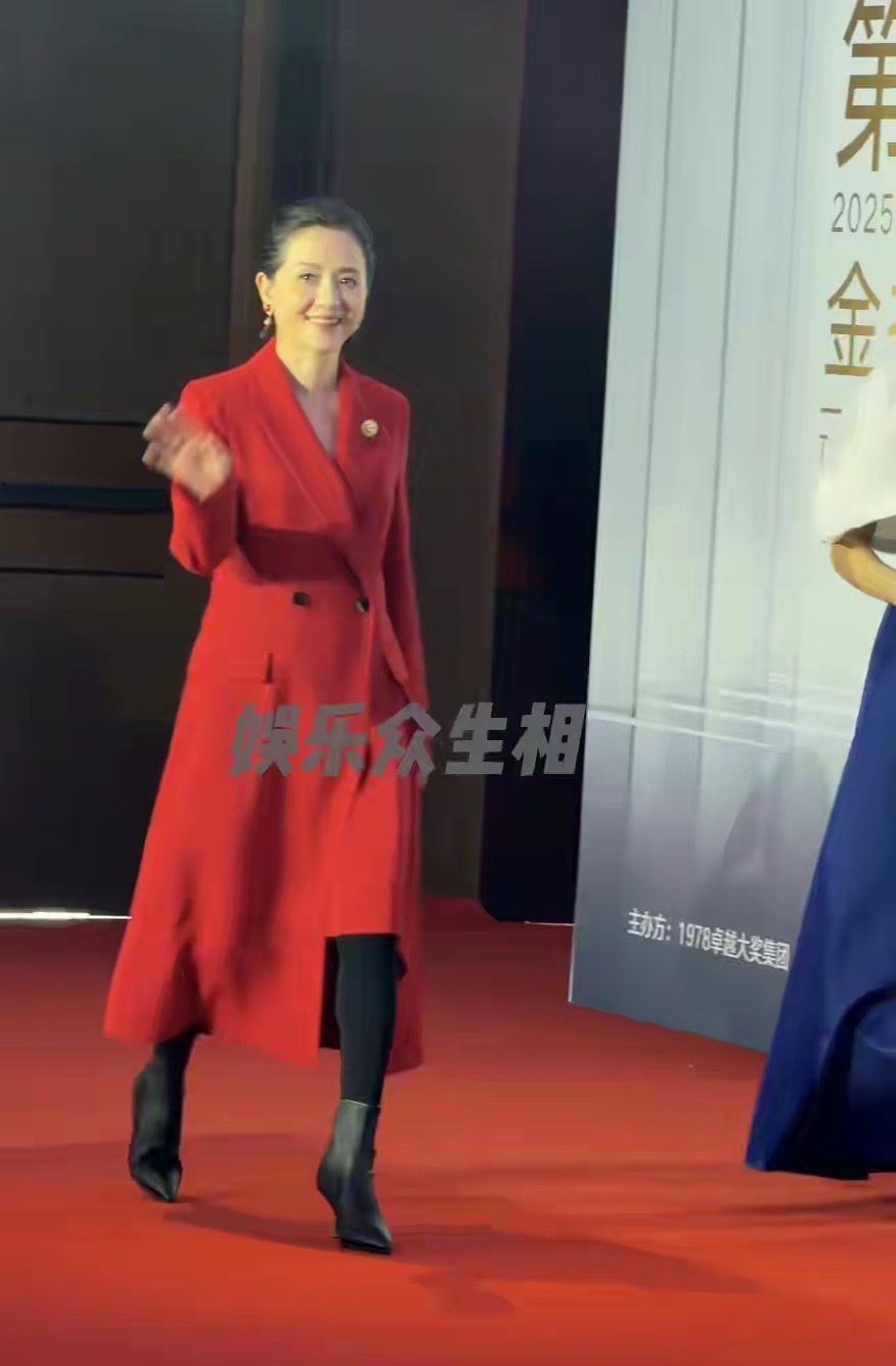 看见59岁陶慧敏秒了63岁张凯丽，才懂穿着得体的含金量有多高