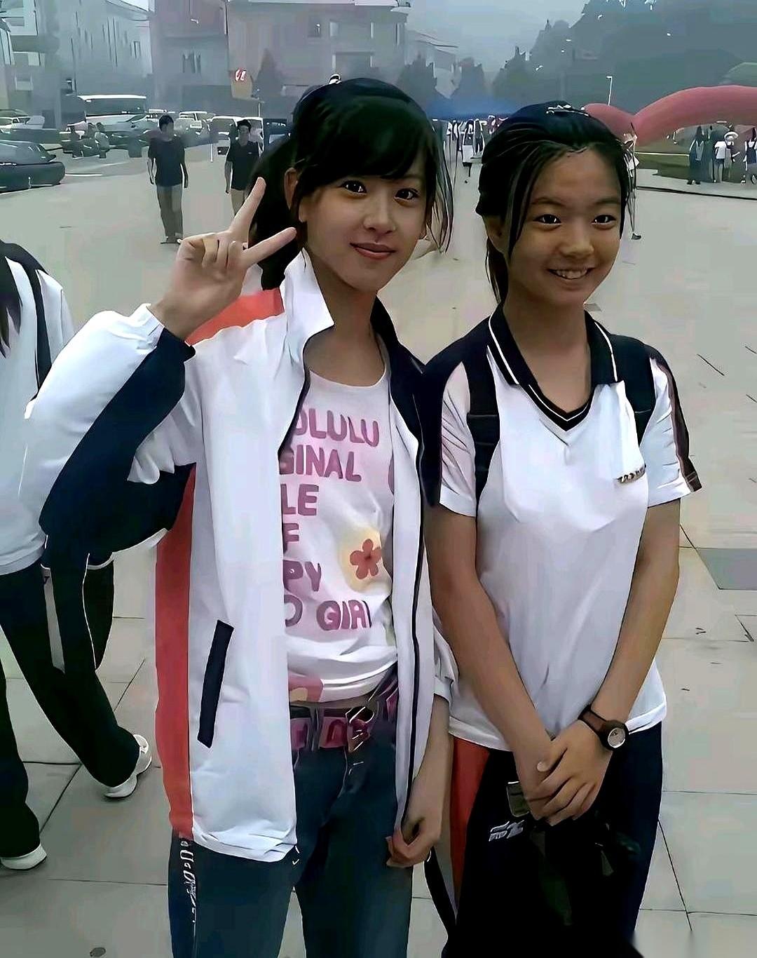 很多人盯着这张老照片看了半天，最后都是揉揉眼睛，把屏幕放大到极限才敢确认。左边