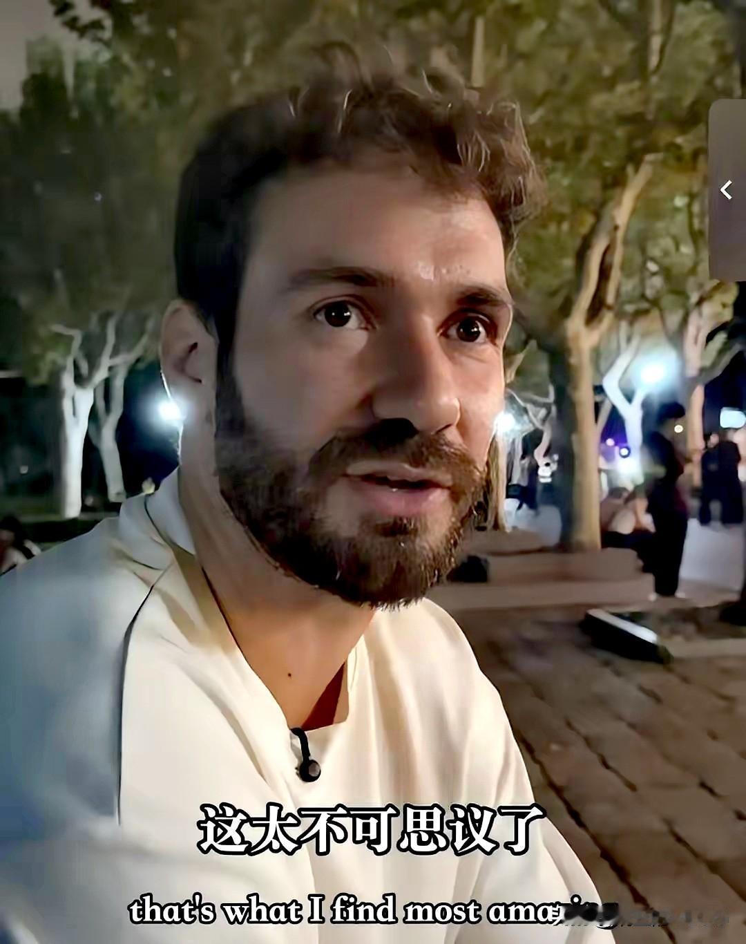 外国人想把中国的拼搏精神带回去。德国小伙说他不羡慕中国高铁，不羡慕中国的高楼大厦