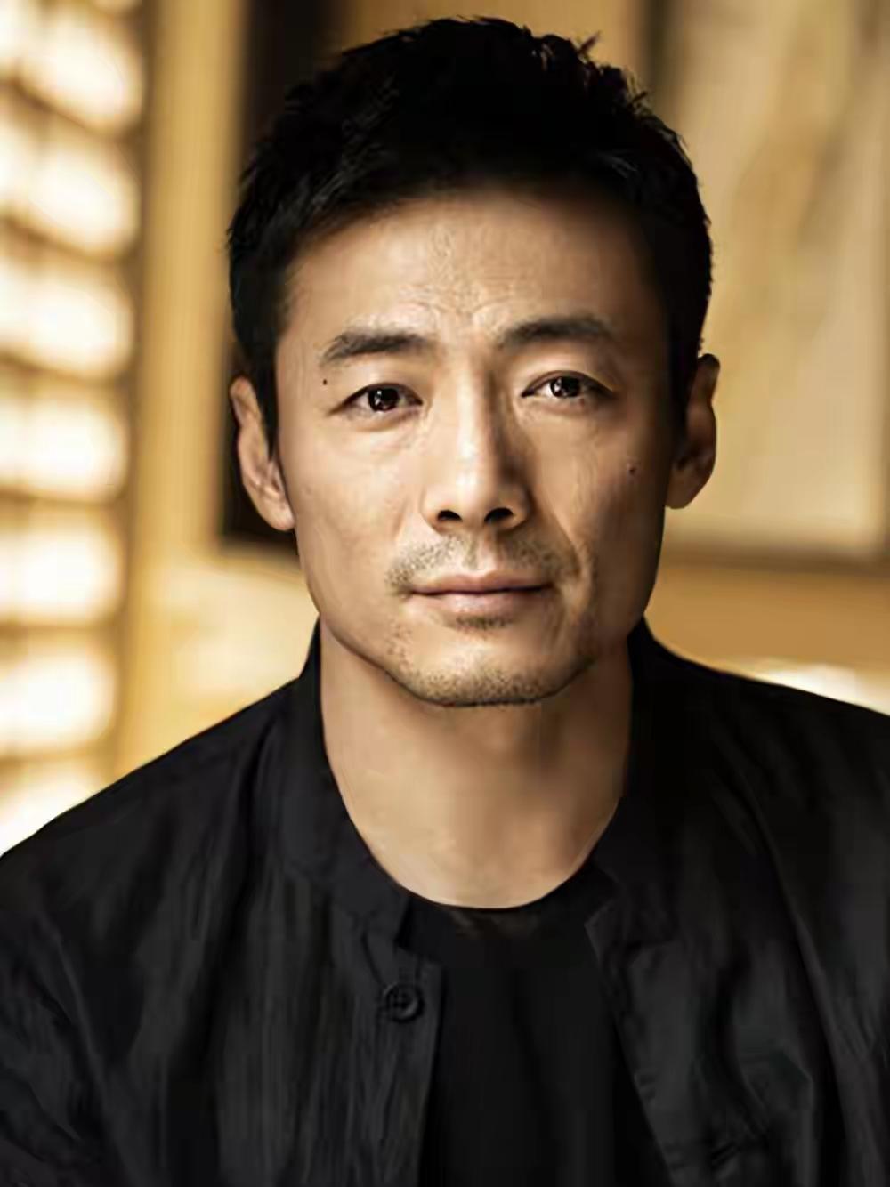 崔新琴老师说：祖峰是典型的蔫人出豹子。有一次他对我说，崔老师我要出去旅游了，从内