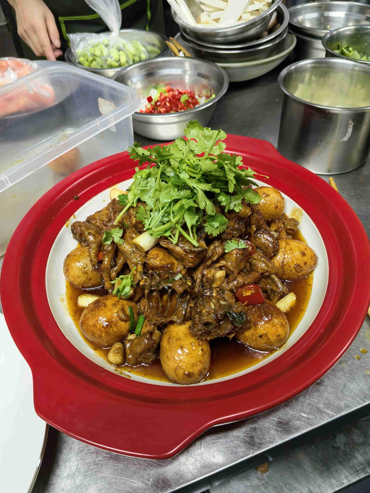 我的今日状态：🐯虎虎生威我这里的天气：🌤️多云后厨试菜封神！这道砂锅公鸡烧