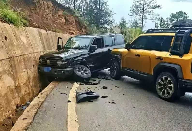 一台长城车，一台比亚迪车，狭路相逢，撞在一起，没有胜负，安全第一～～