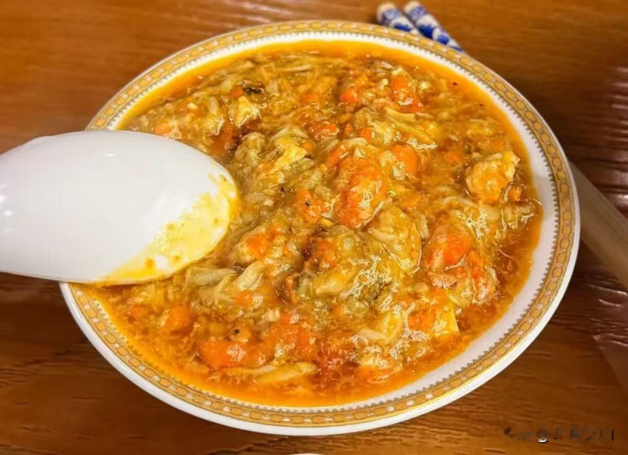 前几日托相熟的摊主帮忙给留些河蟹，休息日有时间准备做蟹黄面。我和闺蜜约好，中