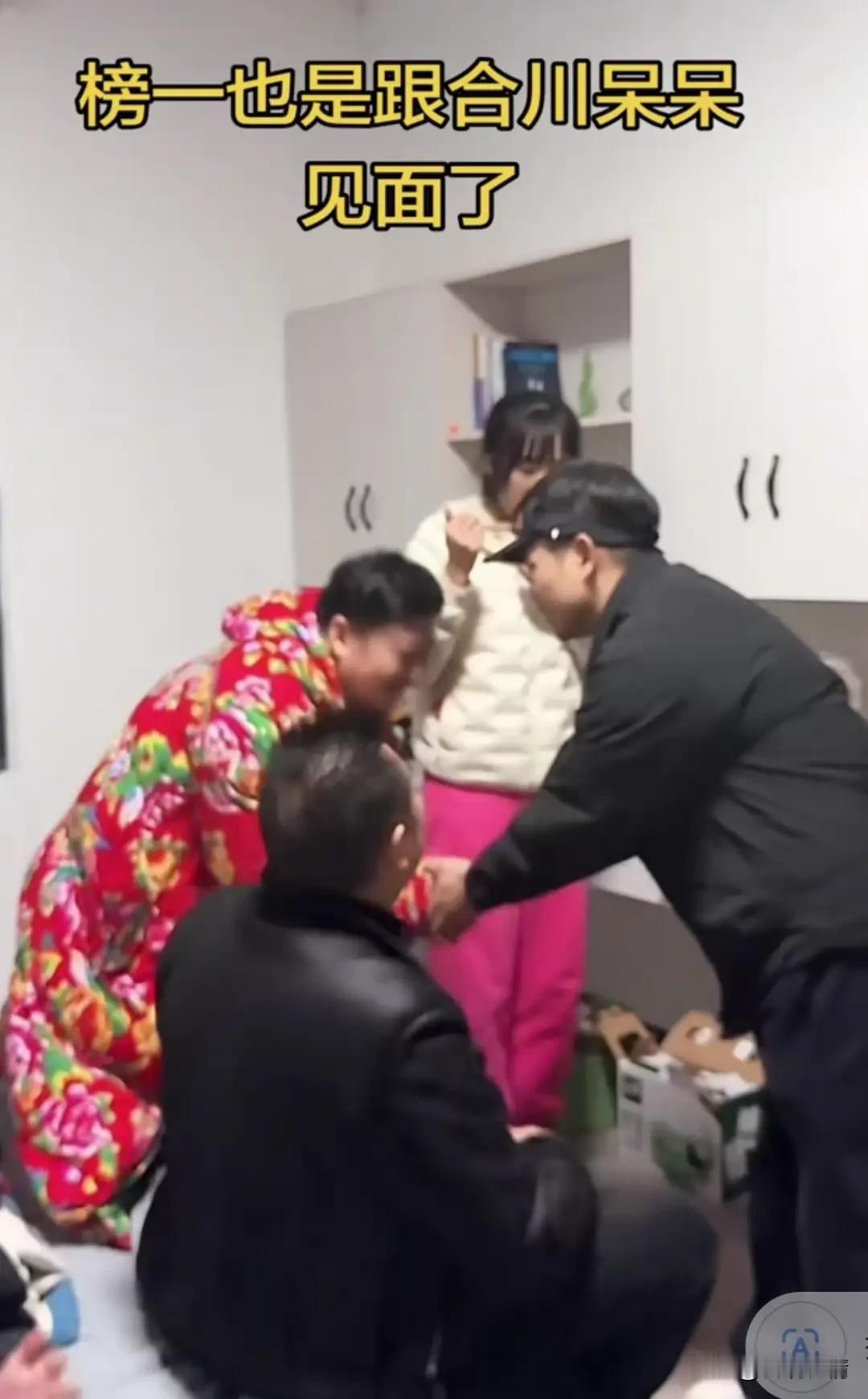 合川杀猪饭刚散场，榜一大哥就上门“提亲”？呆呆端着饭碗没理他，这操作绝了！合