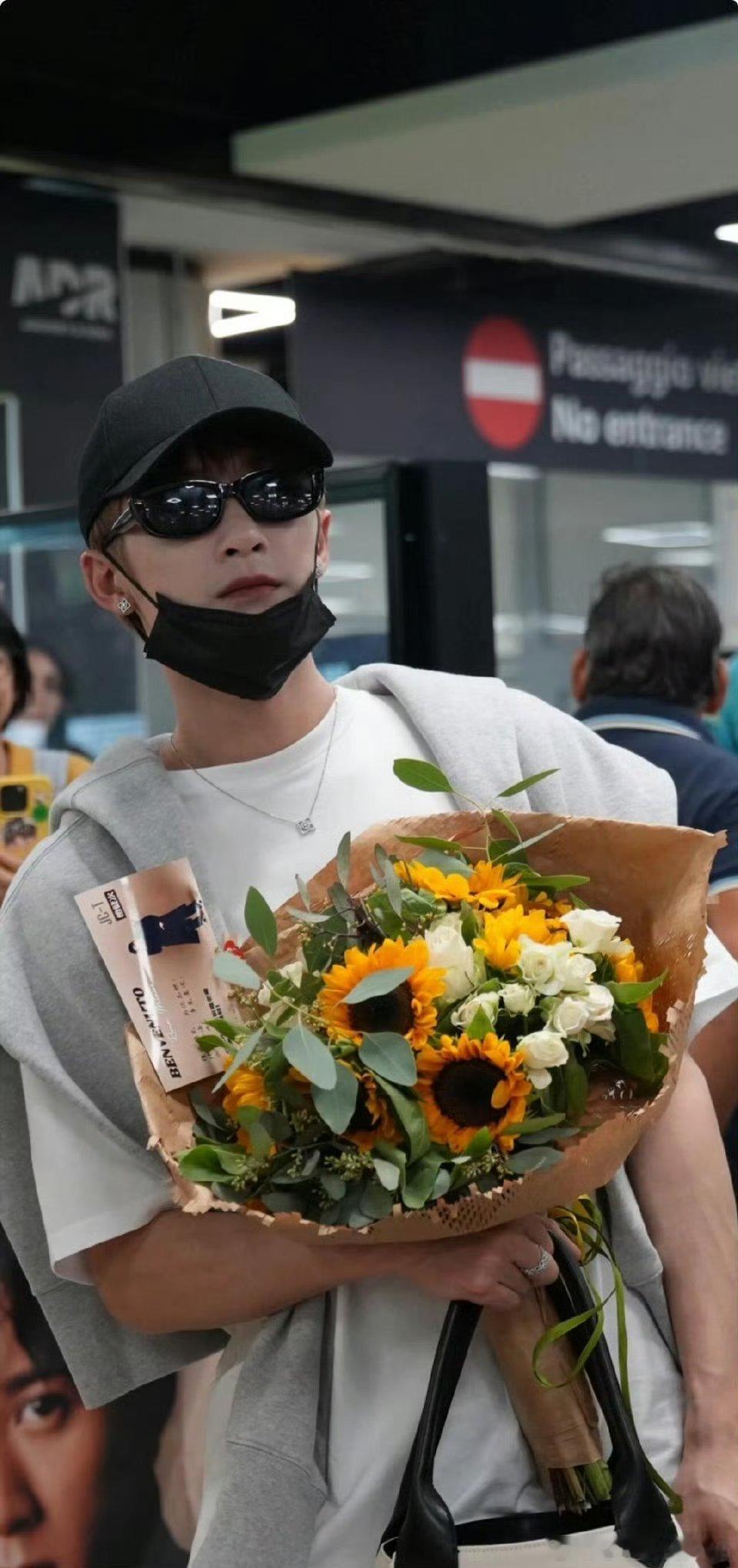 檀健次闪现韩国檀健次0帧闪现韩国太绝了！颜值在线状态超顶，新专辑+学新舞双buf