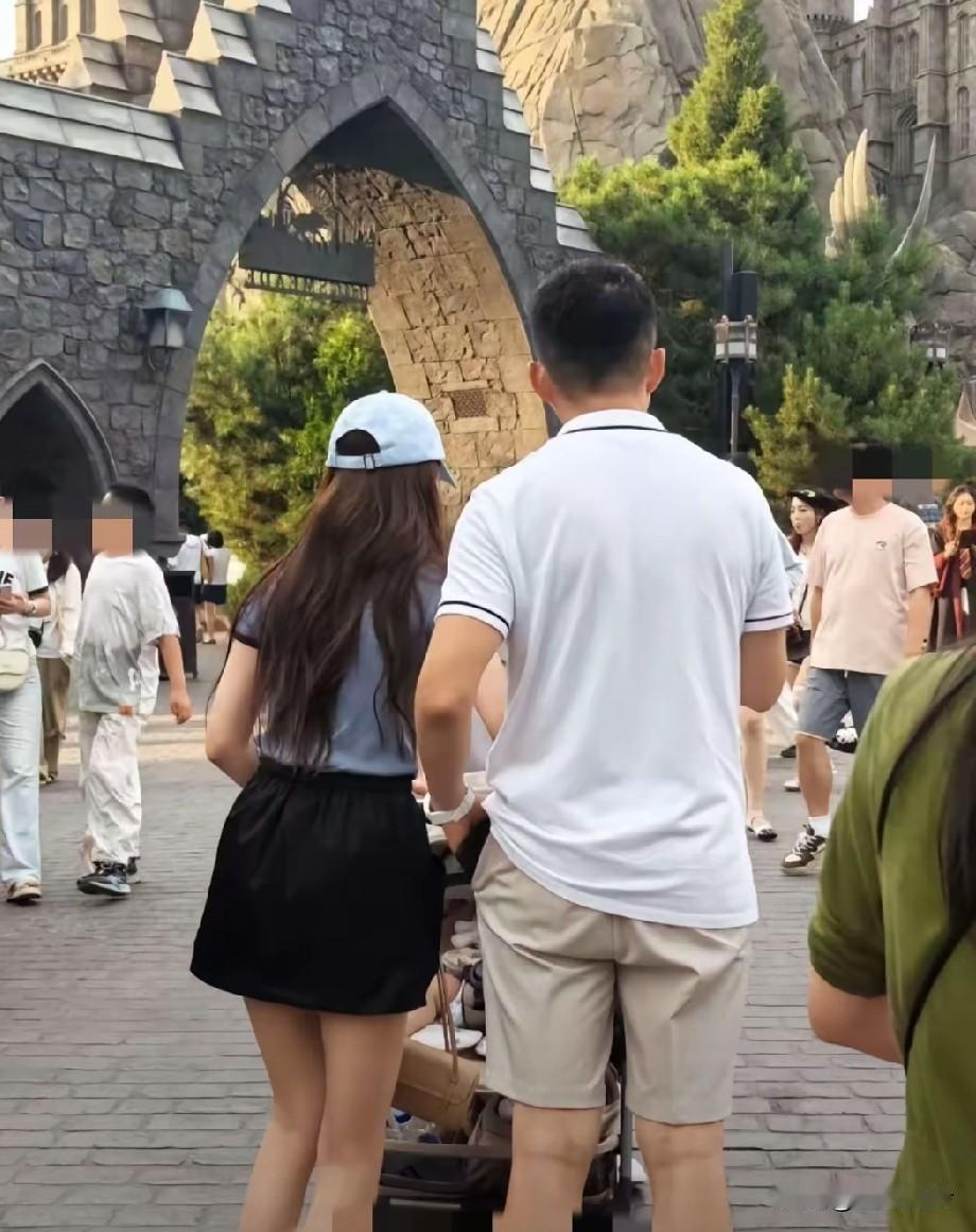 一家人出去玩，也是后外婆带玥儿去玩项目，汪小菲粘着马筱梅和汪宝儿，看着总是奇奇怪