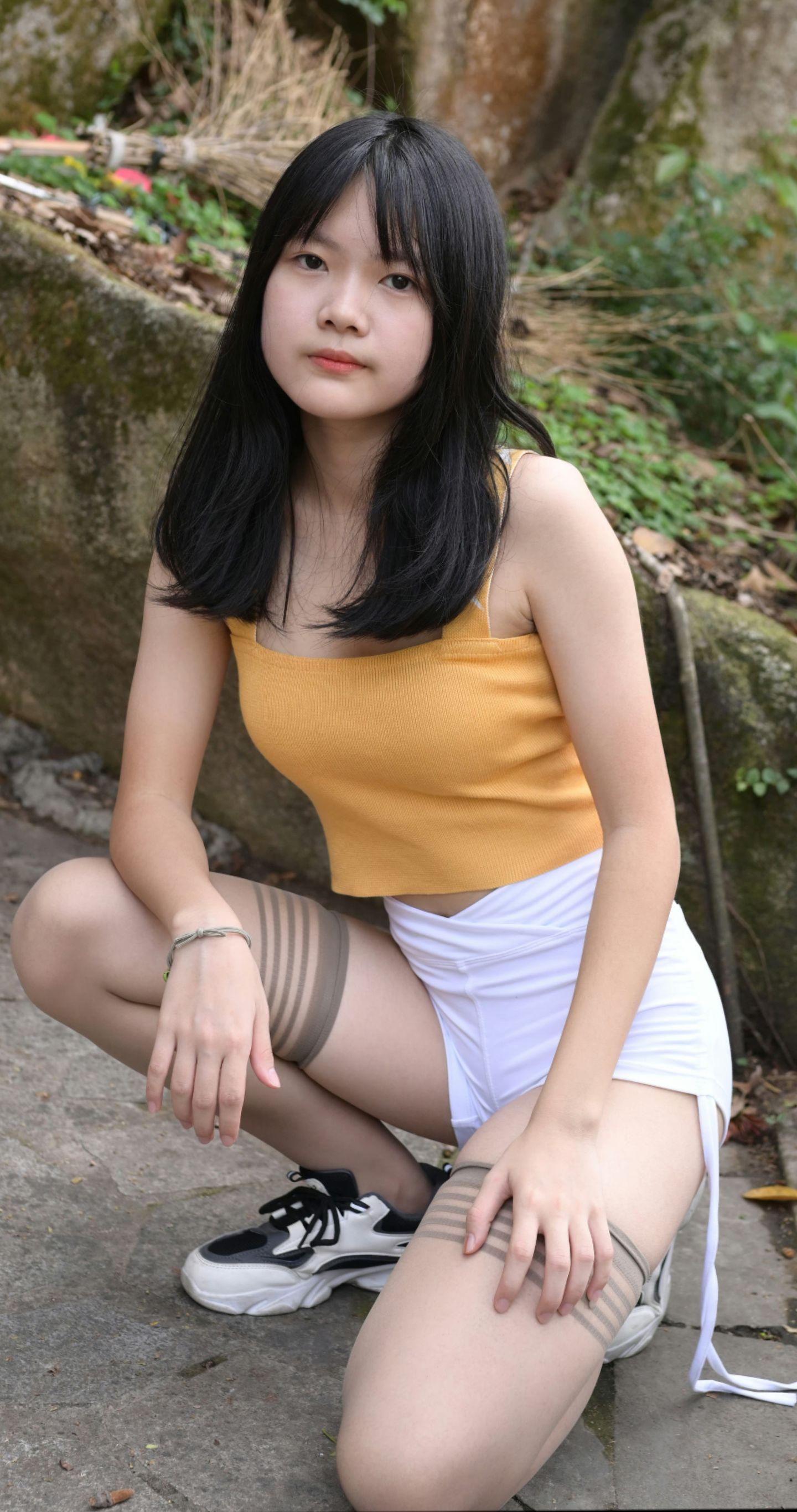 在姨妈家院子里烧烤，表妹烤的鸡翅糊了还非说好吃。