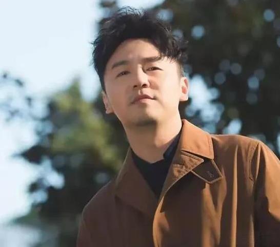 金星问雷佳音:“你在结婚之前谈了多少次恋爱？”雷佳音说:“我上大学时就谈恋爱了，