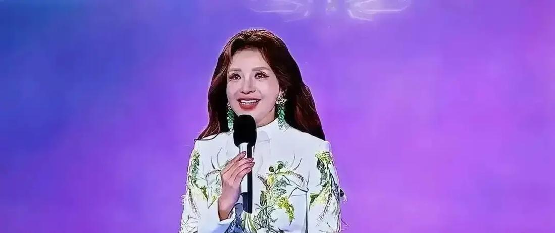 5秒忘词救场3亿观众抬头那一下，朱迅把央视双轨提词器推上热搜。两套信号，一