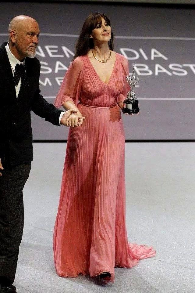 球花莫妮卡·贝鲁奇和蒂姆·伯顿，也分了。2025年9月两人发了联合声明，说得