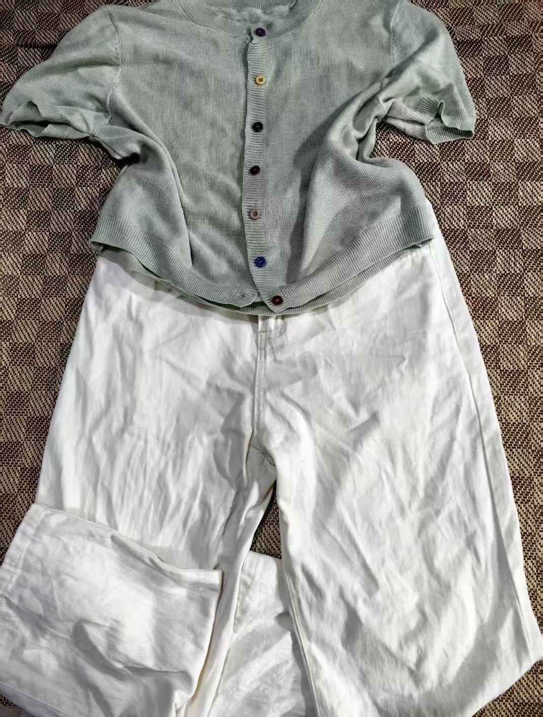 前几天，我看到邻居穿着我7年前“断舍离”出去的衣服。她笑着对我说，你这衣服穿着真