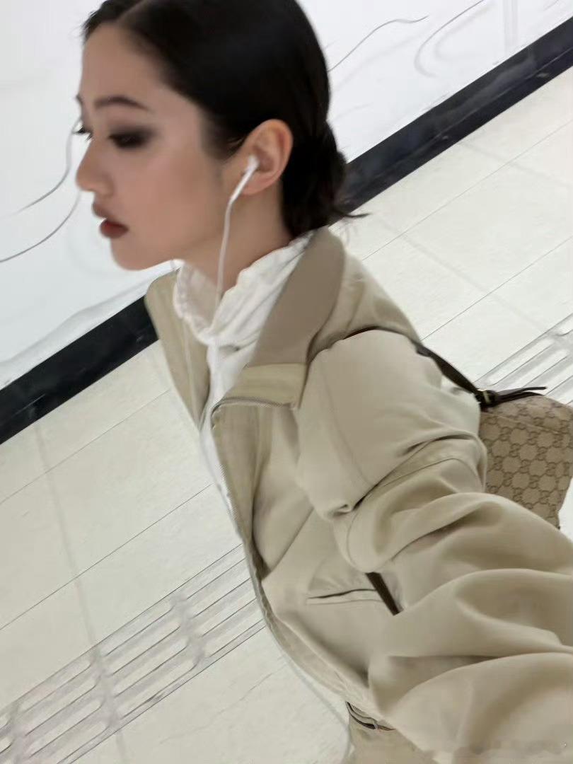 向涵之向涵之尝试大烟熏造型，打破往日清新印象，浓烈妆容勾勒独特气场，尽显冷冽