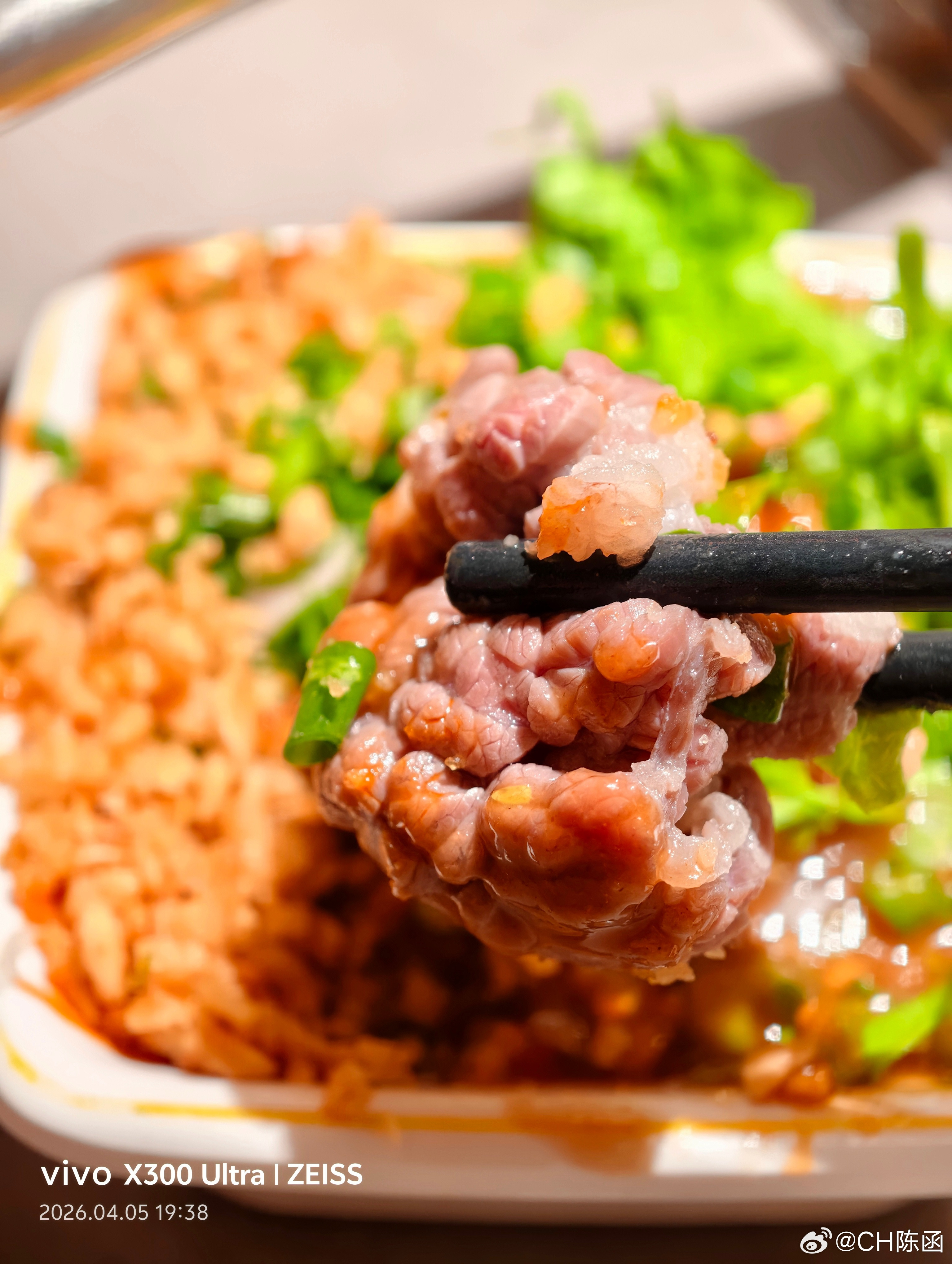 vivoX300Ultra拍的潮汕牛肉火锅这虚化、这清晰度、这质感，真不错！