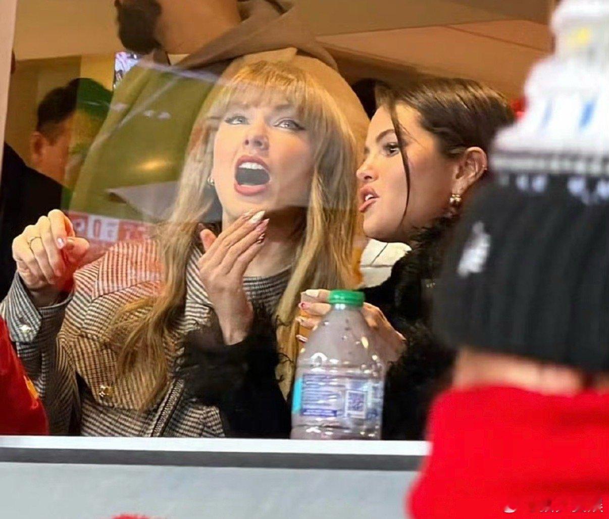 霉霉赛琳娜一起看比赛好闺蜜就是要一起看比赛喽，两个人关系真的好好，果然友情永远都