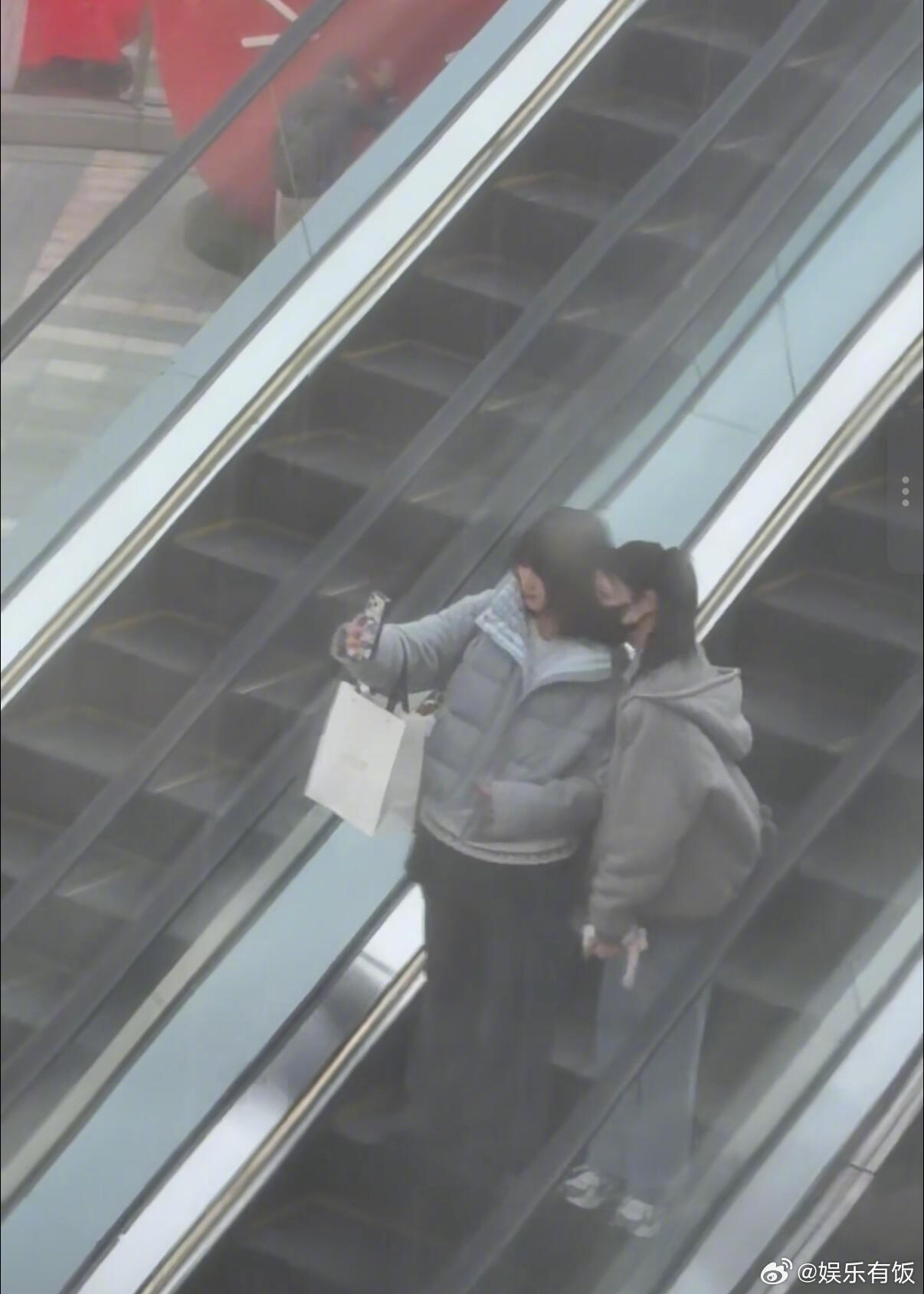 老远就看见白鹿的双马尾了偶遇白鹿和助理逛街网友分享在重庆偶遇和助理逛街，还有人