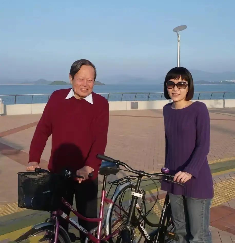 翁帆深情而感人的一幕杨振宁，翁帆，展现了翁帆对先生深厚的爱与陪伴。她用青春和生