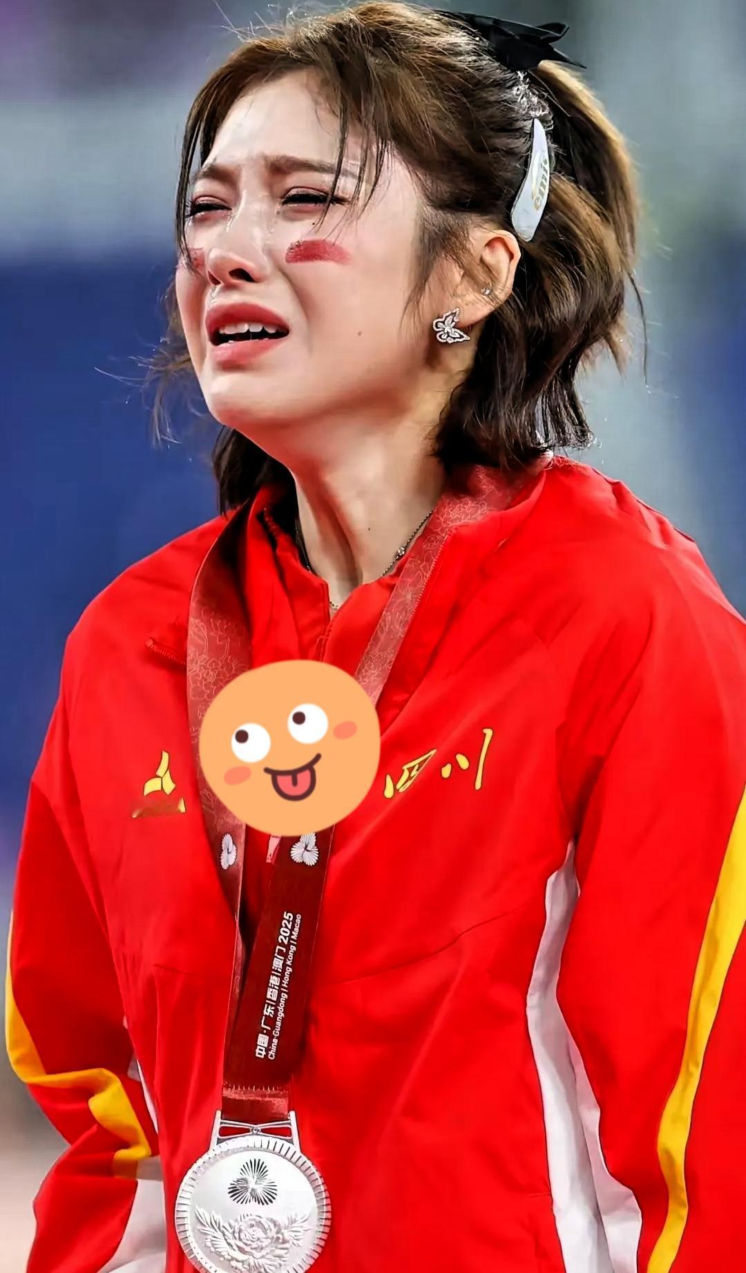 我去查了才懂！吴艳妮颁奖台大哭哪里是输不起，是青春再也等不起下一个四年啊！