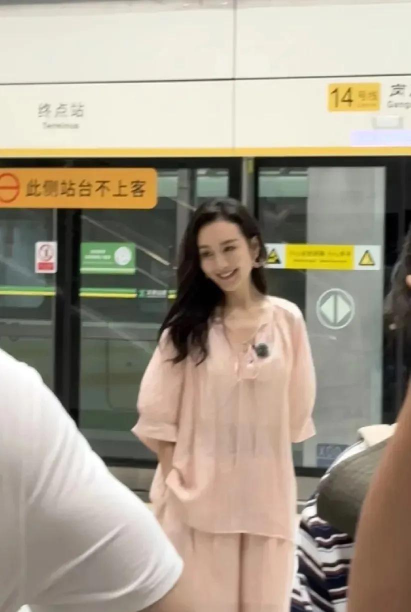 王鸥，想不到啊，太让我眼前一亮了，生了孩子过后的她越发能看到她温柔似水的一面，哪