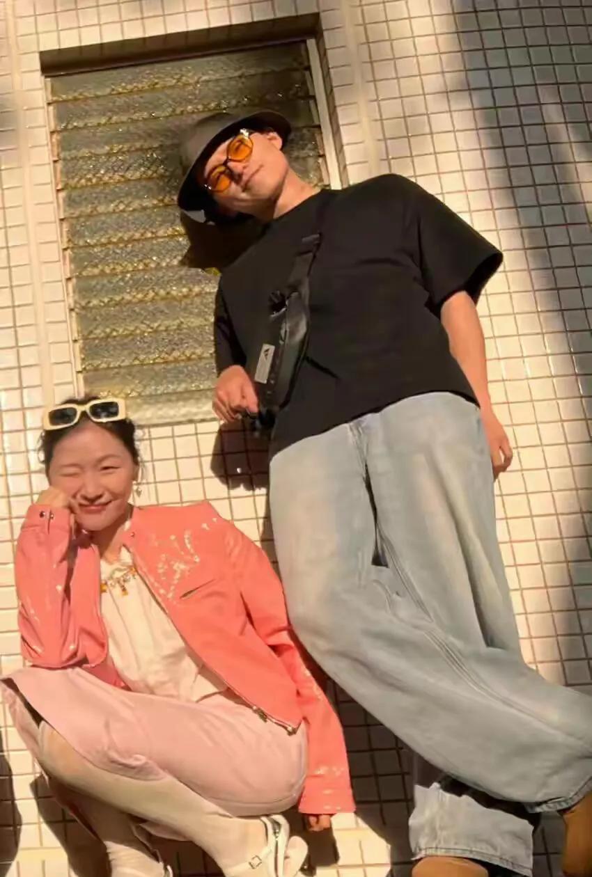 金靖五一和老公在日本度假被偶遇，直接美出圈！照片里她一身粉色系穿搭，青春活力满满