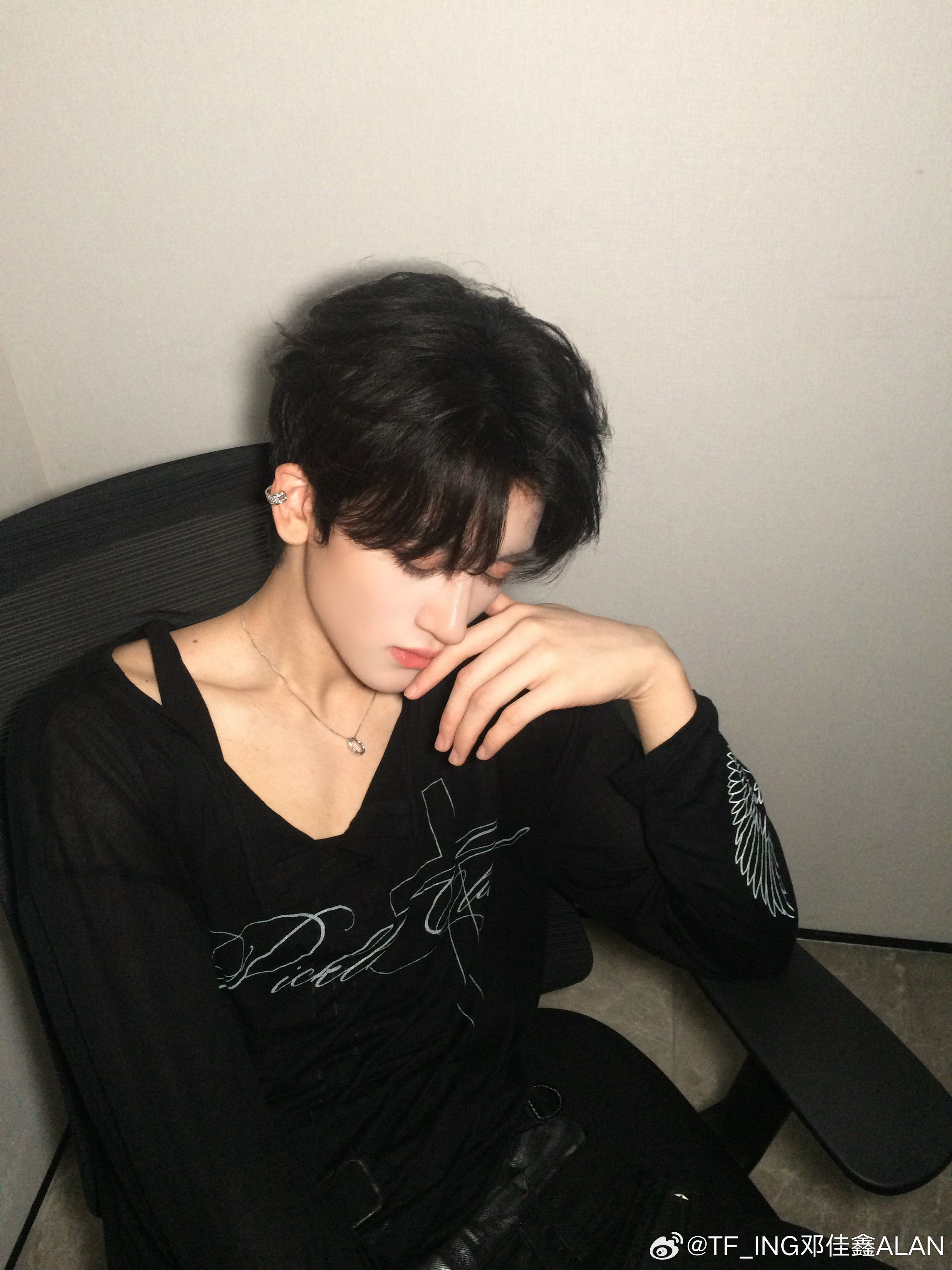 这女的咋了