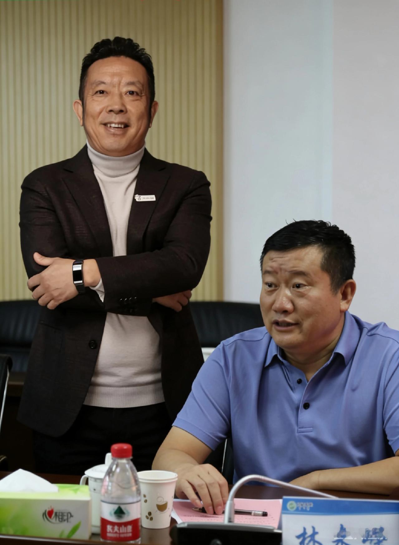 一觉醒来西贝的天又“亮”了95亿富豪入股西贝。那他是谁，和西贝贾老板什么关系