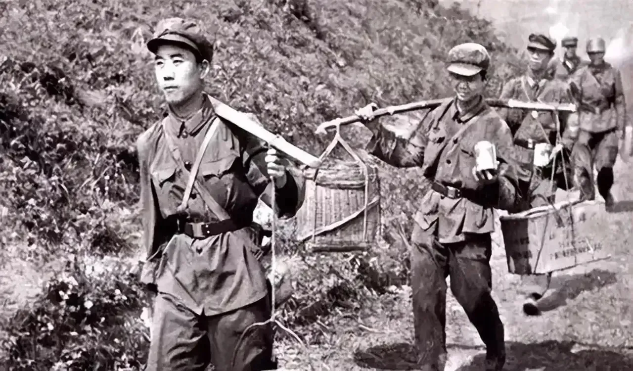 1979年，炊事员陶洪礼给前线送饭，路上，他遇到一个越军哨所，因嫌哨所碍事，他对