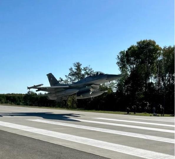 乌克兰F-16可能躲进了高速公路旁的灌木丛！找到了——我们会像处理狐狸一样处理