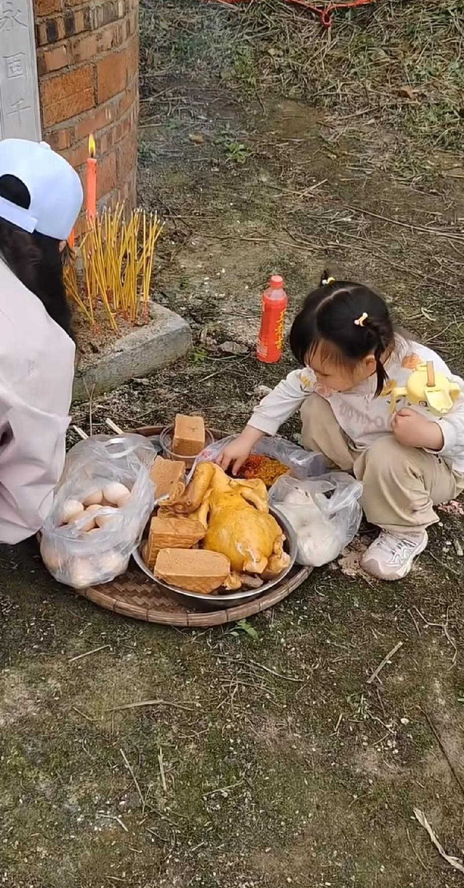 清明上坟女儿抢吃广西五色糯米饭，网友笑疯：老祖宗指定乐开花！真是让人哭笑不