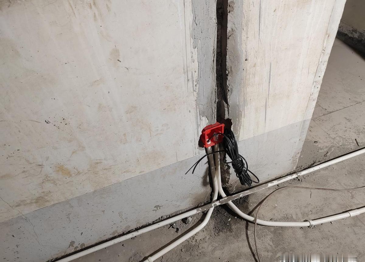 客户电话里吼：“就拧几个螺丝要400？”我扔下工具追出去拦他车。十分钟后他微信