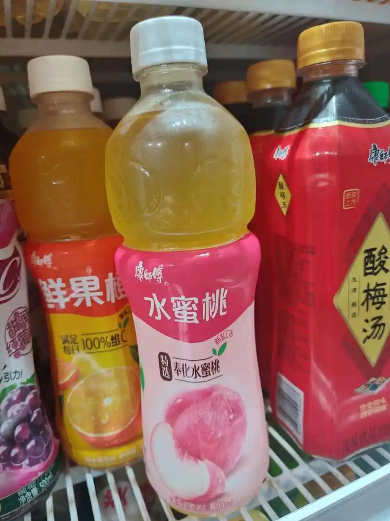 又一"国民饮料"塌房？翻到配料表背面，故事就不一样了夏天便利店冰柜里，那排粉