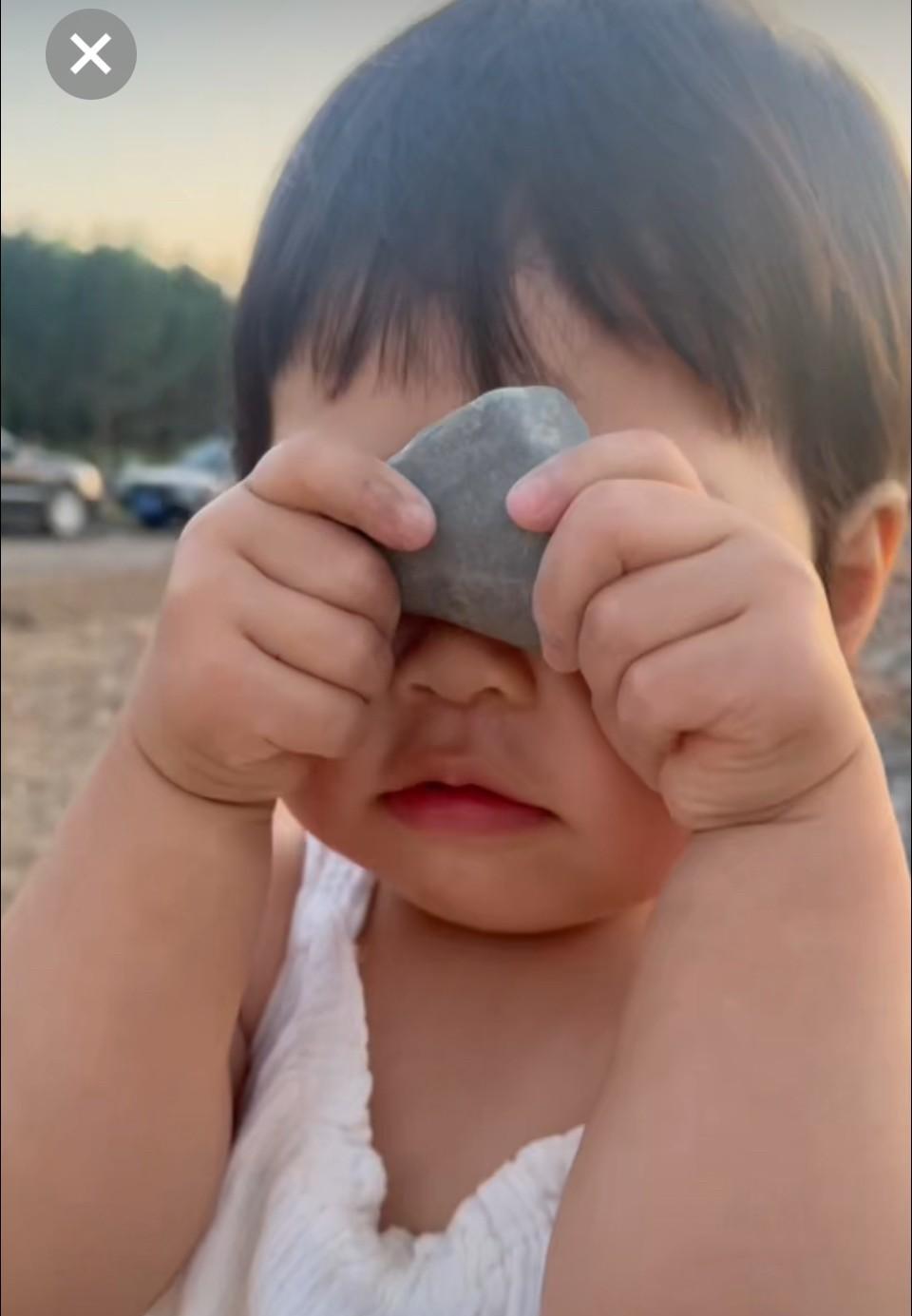 孙女跟她爸爸在一起的时候，表现得克制，忍耐，理智，像个小大人。她自己吃饭，自己