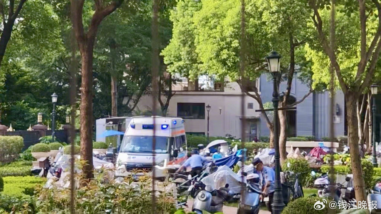 【#广州一小区整治电动车堵了救护车#】#广州一小区电动车围楼#近日，广州市花都区