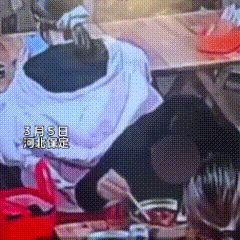 保定，女子坐错凳子被泼热油，监控死角外的细节，曝露了泼油女的心机不一般！泼油女取