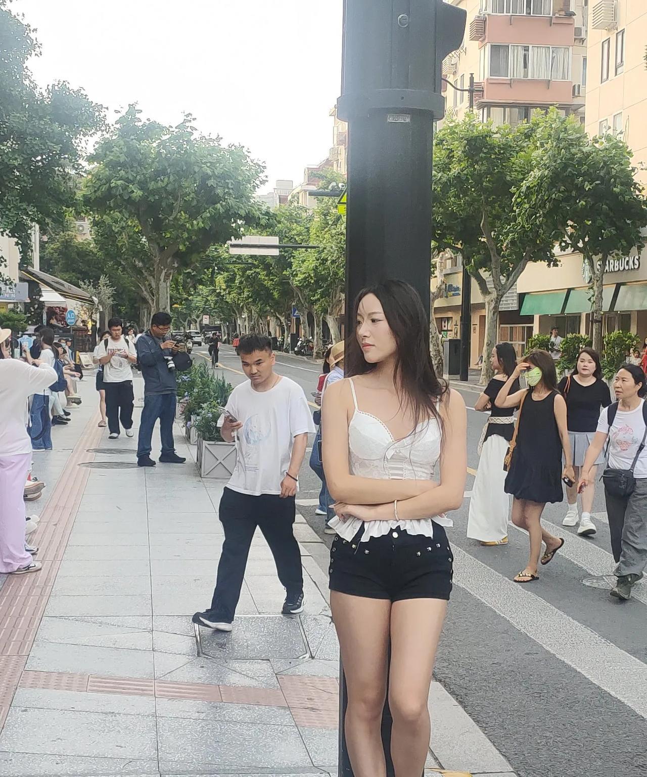 男生装纯意味着什么？在大学里，老师讲完课就走人，不跟我们沟通，我们都习以为常。