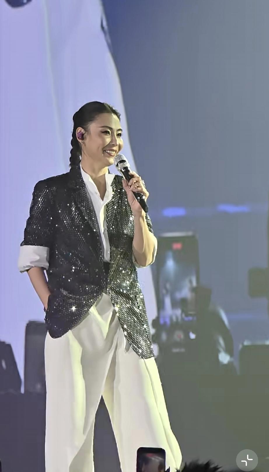 4月18日晚上，张柏芝现身钟嘉欣佛山演唱会，路人镜头下有种张曼玉的即视感，颈纹好