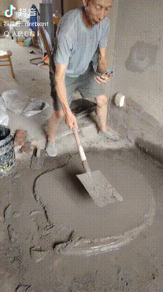 “大开眼界！”人民日报7月28日报道，山东日照，一处装修工地里，贴瓦工师傅闲暇之