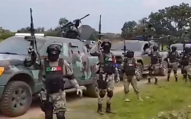 最近一段视频直接刷新认知下限，两分多钟的画面里一群武装人员武装到牙齿，穿特种部队