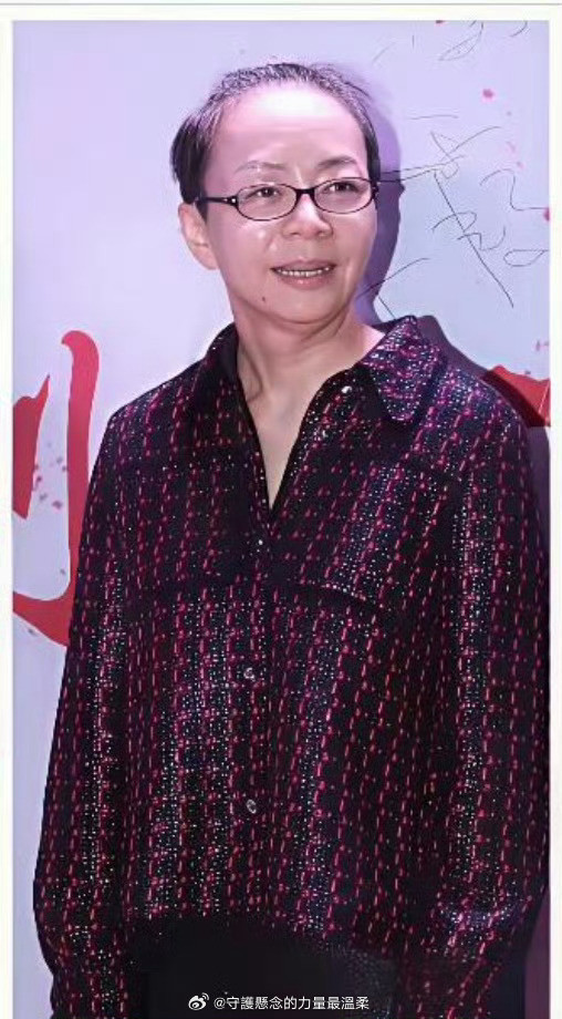 宋丹丹这打扮真让人炸裂，时尚不是衣服穿人，是人穿衣服。看到的除了尴尬还是尴尬。