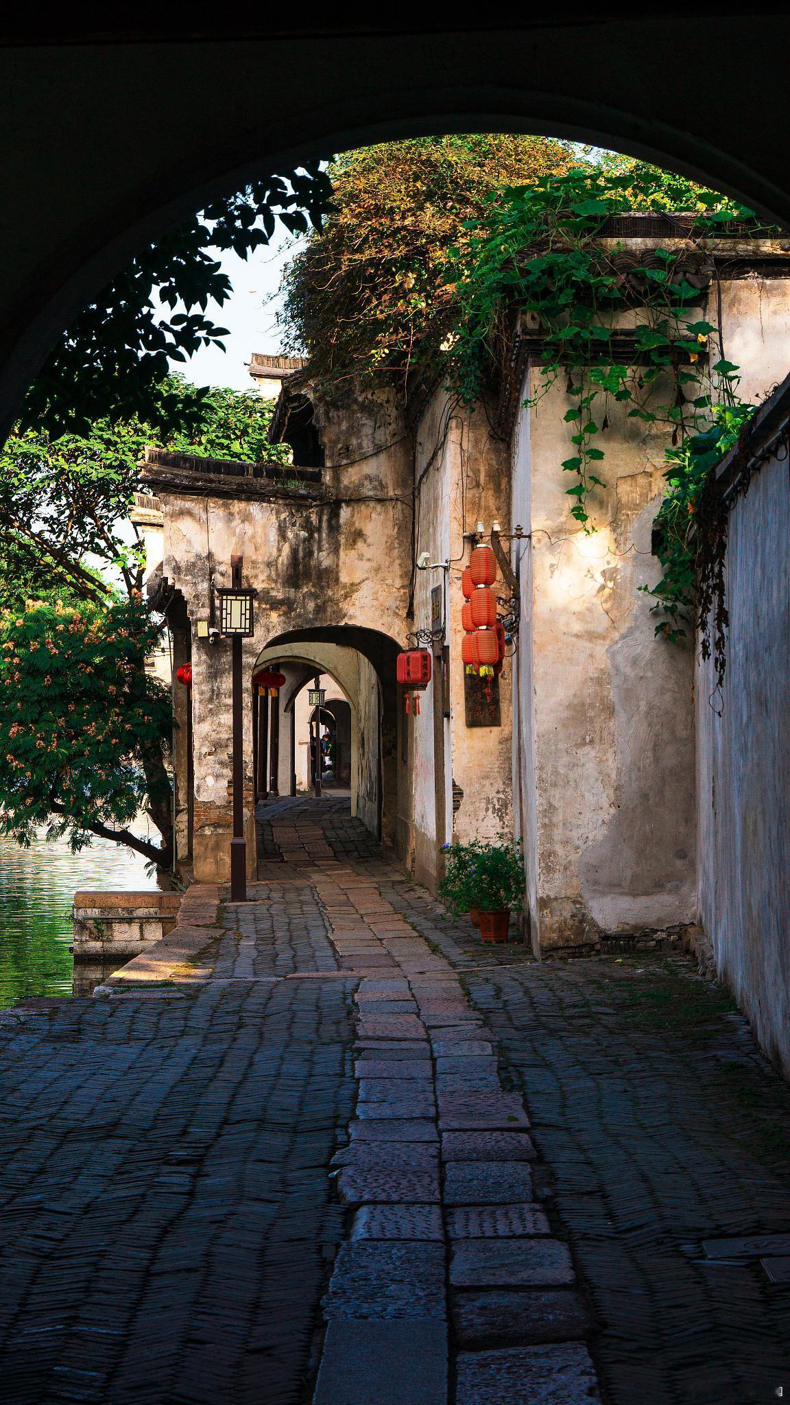 全国各地炫富方式：1、北京，住四合院2、贵州，喝酒只喝茅台3、广东，包租公