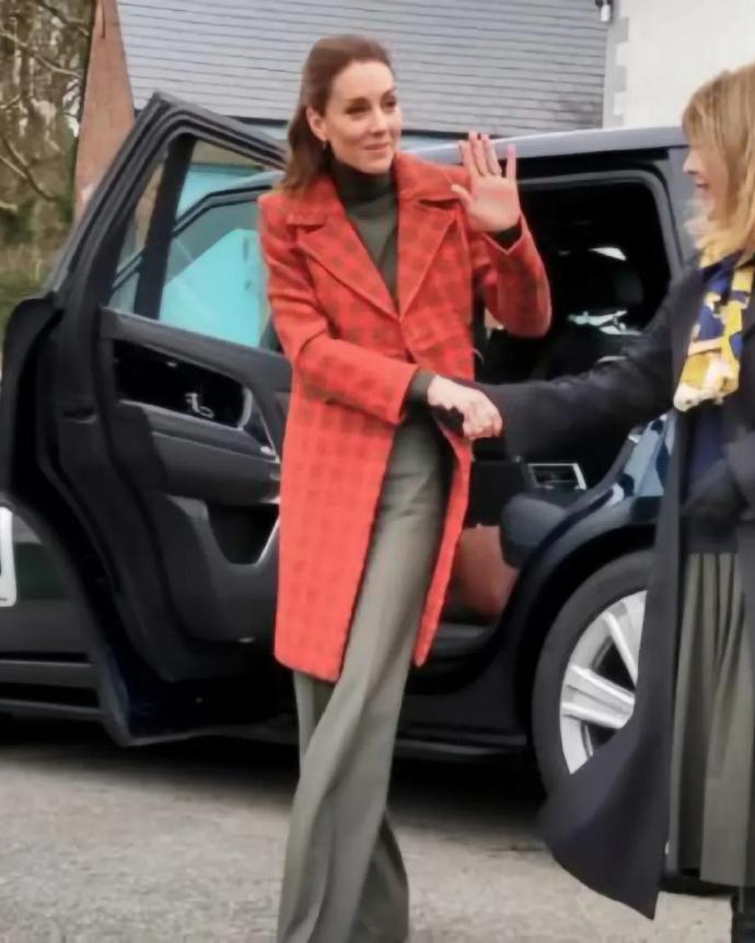 2月3日，凯特王妃访问威尔士西部的纺织制造企业！凯特王妃作为王储妃，有着威尔士