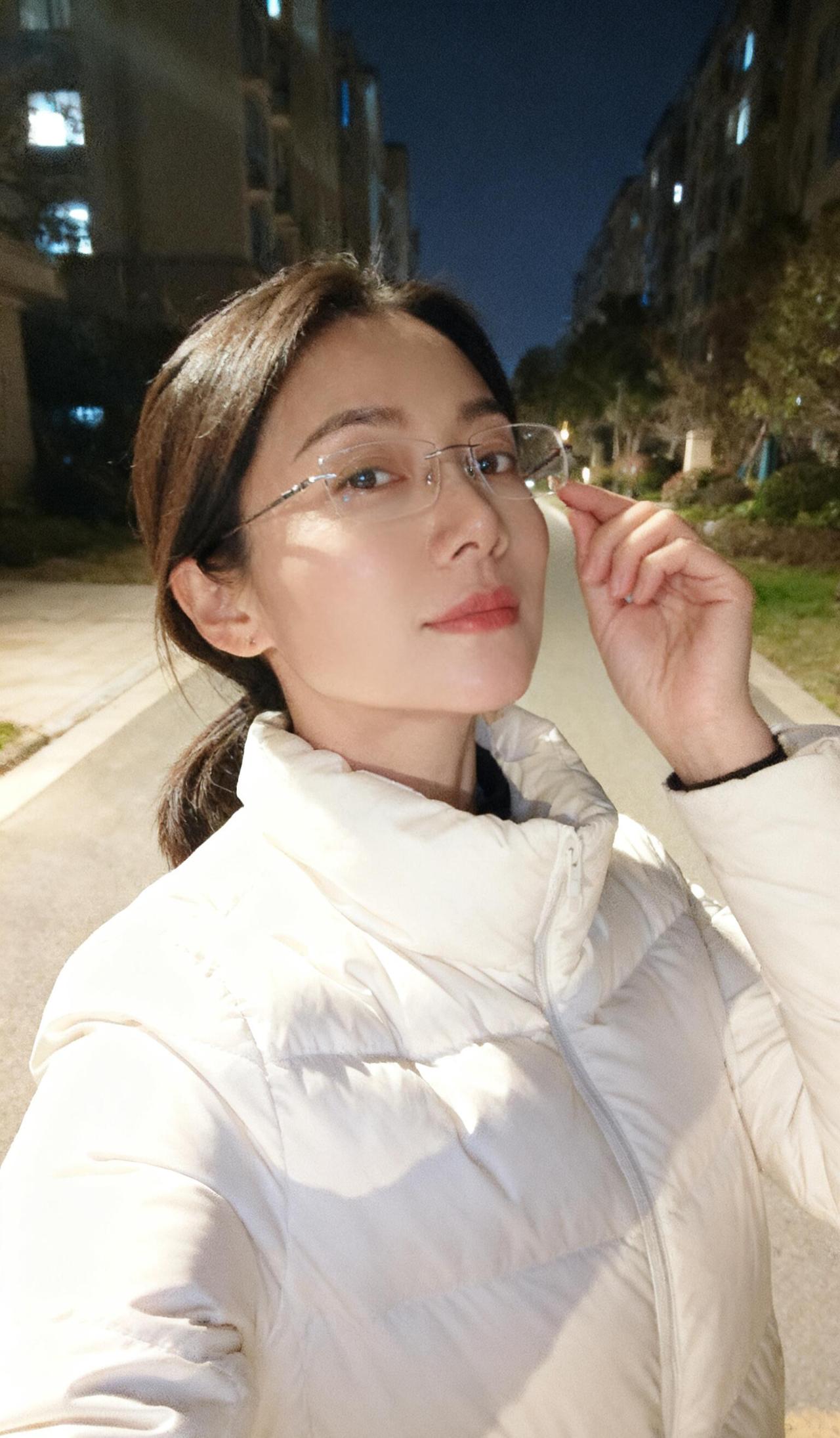 他们都说我戴眼镜很好看，我自己觉得也是，戴眼镜充知识分子。[呲牙笑]