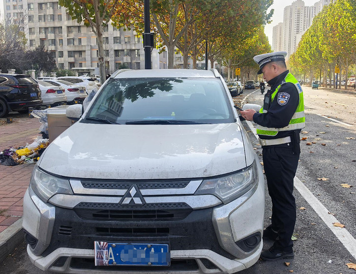 路边停车还遮挡号牌, 济南一驾驶人被罚