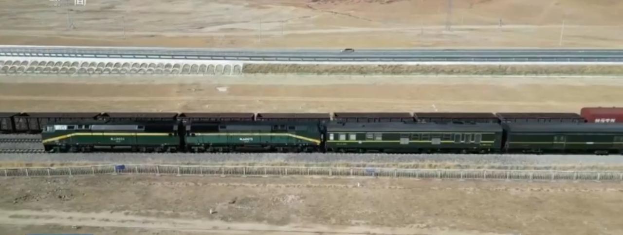 二十年雪域坚守，一条天路联通山河。青藏铁路通车二十载，进出藏货运总量突破一亿吨。